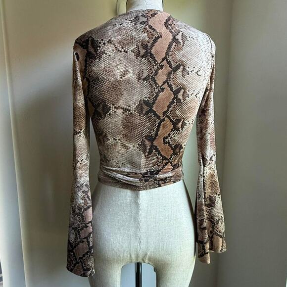 Windsor Snakeskin Print Wrap Top Women’s Small Bell Sleeve Tie Front - Picture 5 of 7